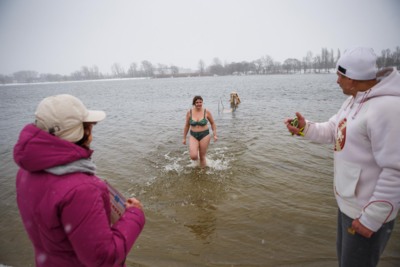 В Белгороде провели соревнования по зимнему плаванию