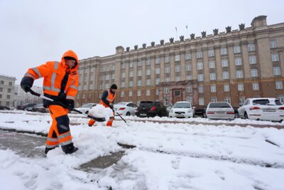 В Белгороде коммунальщики чистят снег, а спасатели и автоинспекторы патрулируют дороги