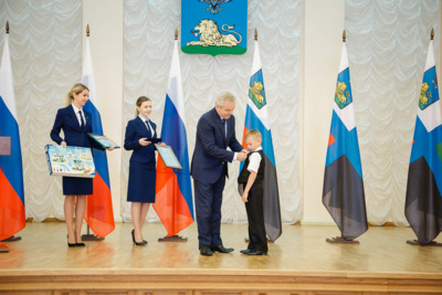 В Белгороде губернатор наградил семилетнего школьника, спасшего одноклассницу