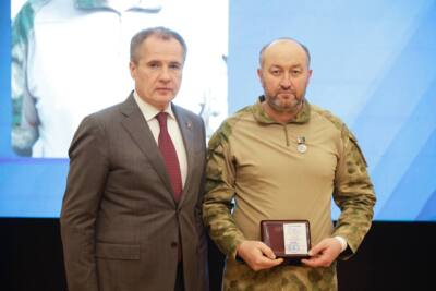 Белгородского энергетика наградили медалью за доблесть