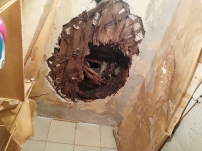 В доме на Гражданском проспекте, который планируют отремонтировать через 21 год, в туалете на владельца квартиры обвалился потолок [фото]