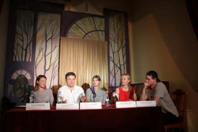 В Белгороде актёры МХАТа показали спектакль «Телефон доверия»