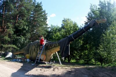 ​В Белгород привезли 29-метровую фигуру сейсмозавра для динопарка