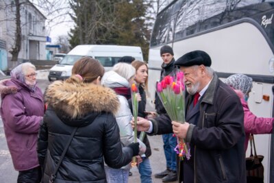 В Белгородской области КПРФ поздравляет женщин цветами, открытками и бесплатным проездом в транспорте*