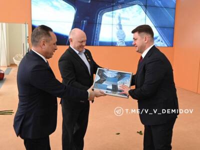 Флаг Белгорода, побывавший в космосе, подарили мэру города