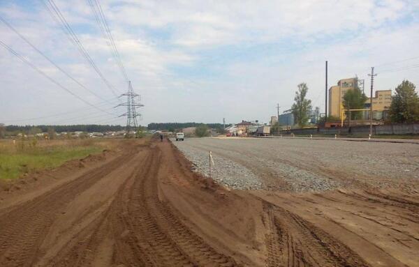 В Шебекинском горокруге возле газопровода и высоковольтных линий расширяют дорогу и предположительно строят автостоянку