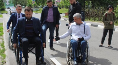 Старооскольские чиновники проехали по городу в инвалидных колясках