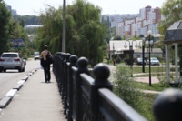 Мужчина идёт через мост у парка Победы