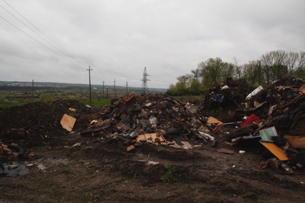 В Белгородском районе вместо вывоза мусора с незаконной свалки его решили засыпать в овраге