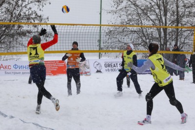 В Белгороде впервые провели соревнования по волейболу на снегу