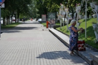 Женщина отдыхает в тени в центре Белгорода