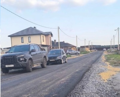 ​В ИЖС «Вишенки» в Старом Осколе дорожники закатали люки в асфальт