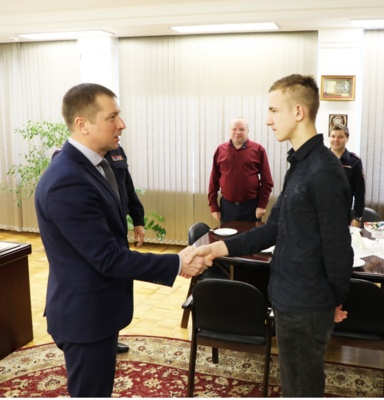 В Белгороде наградили студента, который помог раненой 30 декабря студентке