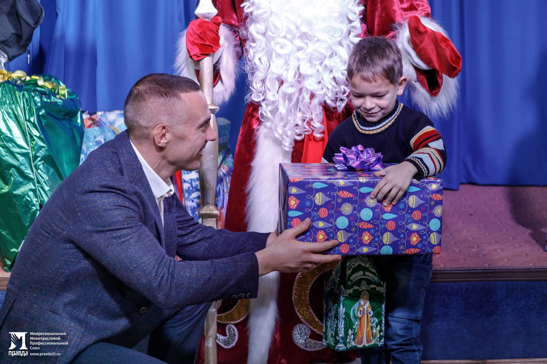 «Правда Дед Мороз». В Белгороде профсоюз «Правда» устроил новогодний праздник для детей из социальных центров*
