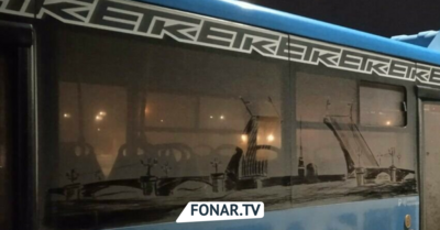 Водитель белгородского автобуса превратил грязные стёкла в произведение искусства