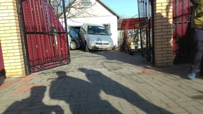 В Алексеевском районе мужчина погиб, врезавшись в забор, легковой прицеп и стоявший  в гараже автомобиль