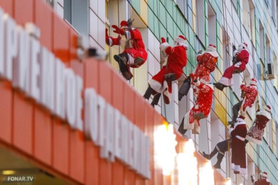 В Белгороде Деды Морозы спустились с крыши детской больницы