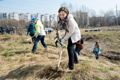 В Белгороде энергетики убрали мусор на берегу Везёлки 