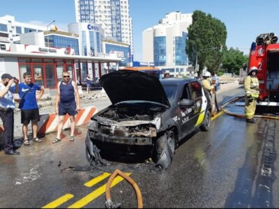 В Белгороде загоревшуюся машину такси потушили за семь минут