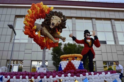 Жительница Старого Оскола сделала льва, прыгающего через огненное кольцо, на фестивале воздушных шаров