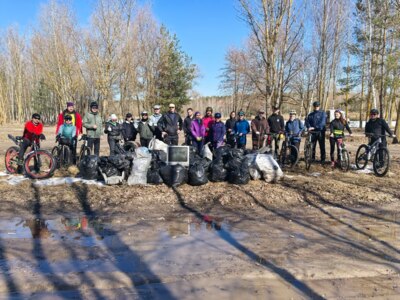 ​«Будем делать добрые дела от себя». Как велосипедисты решили прибраться на белгородском пляже и что они там нашли