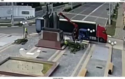 В Старом Осколе рабочие во время ремонта погнули крест на памятнике основателям города