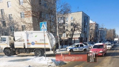 В Белгороде мусоровоз сбил женщину