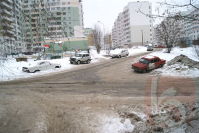 ​В Белгороде фура не дала машине скорой помощи проехать к подъезду