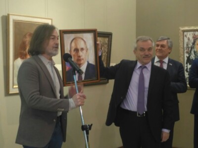 «Любая картина — это тайна». Никас Сафронов открыл в Белгороде свою персональную выставку и подарил губернатору портрет Владимира Путина