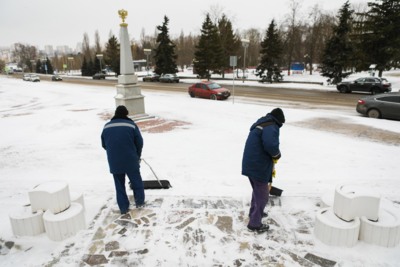 ​В Белгороде в непогоду убирают снег более тысячи коммунальщиков