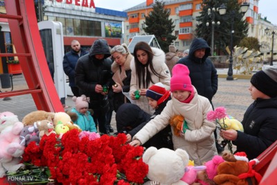 Белгородцы несут цветы и игрушки к мемориалу погибшим 30 декабря