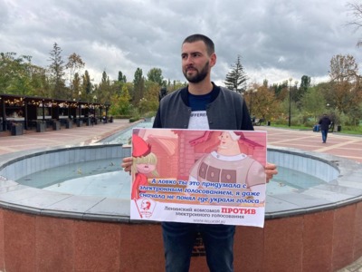 Комсомольцы с плакатами с мемами вышли на пикеты в Белгороде