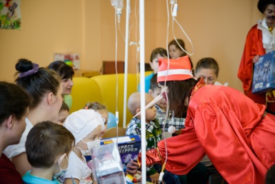 Сотрудники «Мираторга» провели утренник для пациентов детской областной больницы