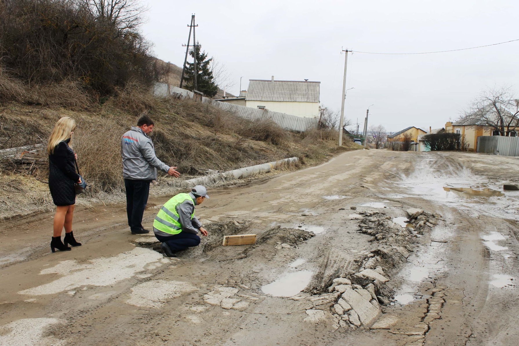 Белгородские активисты ОНФ попросили мэрию отремонтировать дорогу на улице Индустриальной
