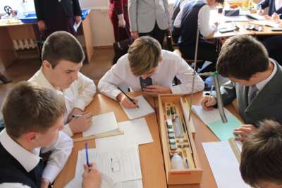 Без заданий на выходных и каникулах. Сколько у белгородских школьников уходит времени на «домашку»?