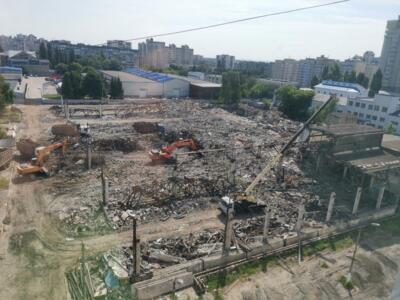 В Белгороде снесли цех бывшего завода «Электроконтакт». В двух фото