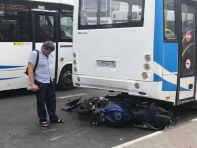 В Белгороде мотоцикл влетел под автобус [видео]