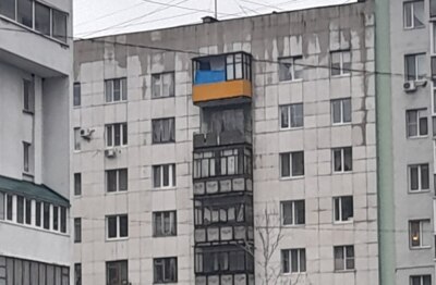 Белгородка вступила в борьбу с синим одеялом на жёлтом балконе