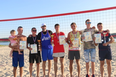 Сергей Тетюхин с сыном сыграл с победителями летнего турнира по пляжному волейболу