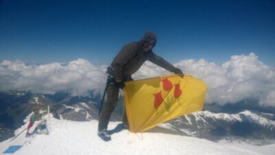 На вершине Эльбруса установили флаг Волоконовского района
