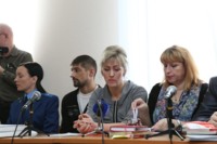 Гражданская жена Евгения Вахтина Инна Сергеева (в центре) и друг погибшего Александр Авилов (слева от Сергеевой)