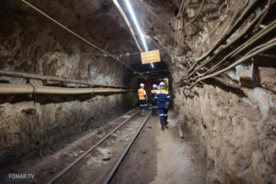 На скоростном лифте в «непятизвёздочный отель». Журналисты «Фонаря» спустились в шахту Яковлевского ГОКа