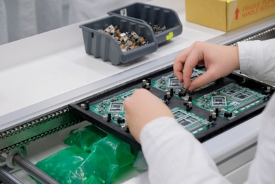 ​«Справится любая домохозяйка». Белгородские журналисты узнали, как в России производят Wi-Fi роутеры