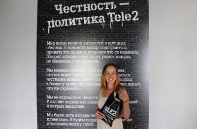 Tele2 наградила первого победителя акции «Хорошая примета, когда в смартфоне много быстрого интернета»