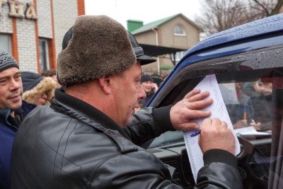 Дальнобойщик рассказал, о чём лидеры протестующих говорили с губернатором Евгением Савченко