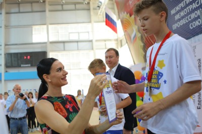​Фонд Елены Исинбаевой провёл в Белгороде спортивный праздник «Каждый ребёнок достоин пьедестала»