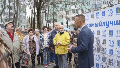 Жители 15-го округа Белгорода высадили более ста саженцев сирени*