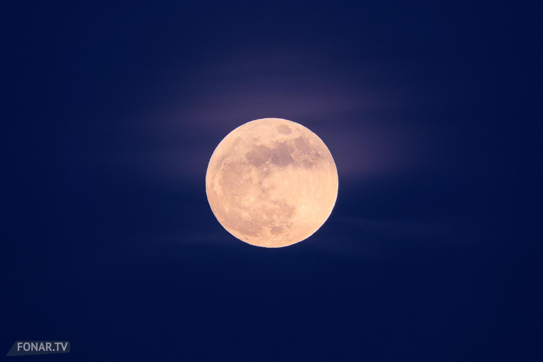 Белгородцы увидели в небе «Розовую Луну»