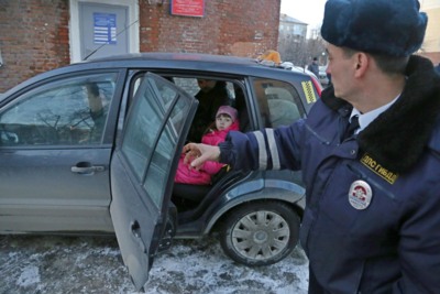 Без «шашечек», полосок и ремня. Как в Белгороде ГИБДД проверяет такси с детьми