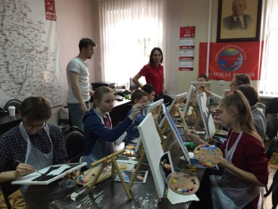 В Белгороде коммунисты учили детей рисовать космос, спутники и ракеты*